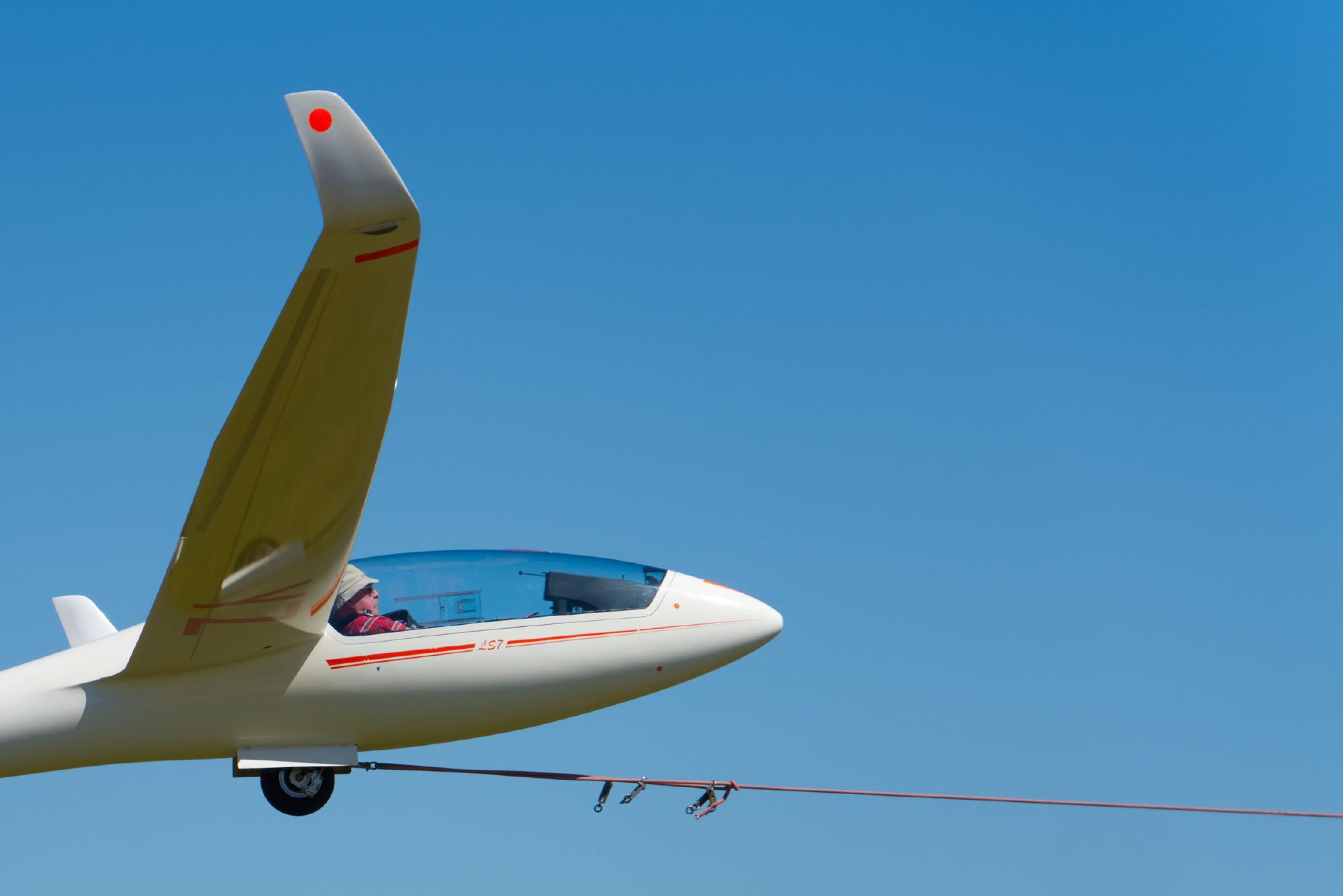Een lid van ZC Flevo in de cockpit van de LS7-wl tijdens een lierstart